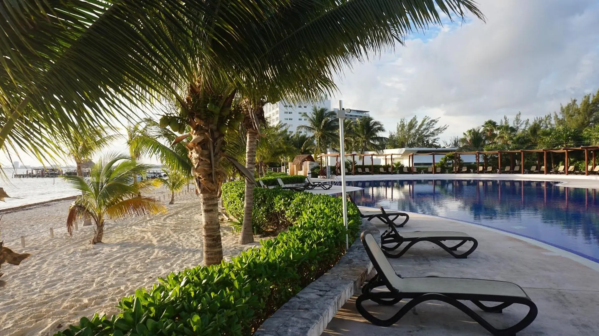 Well Equipped Condo With Splendid Sea View Cancun Apartment